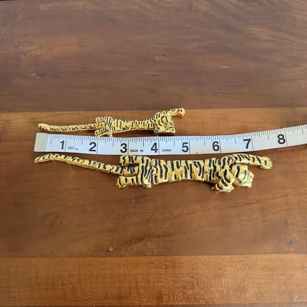 Vintage Black And Gold Tone Tiger Shoulder Pins Emerald Eyes Chain Link Read - Picture 4 of 6